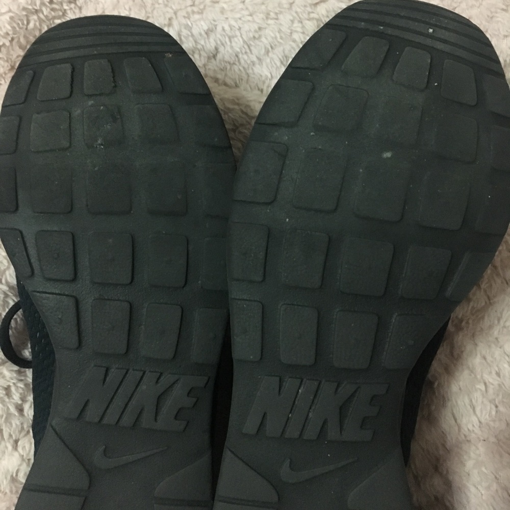 Nike Tennis Shoes - Picture 2 of 4